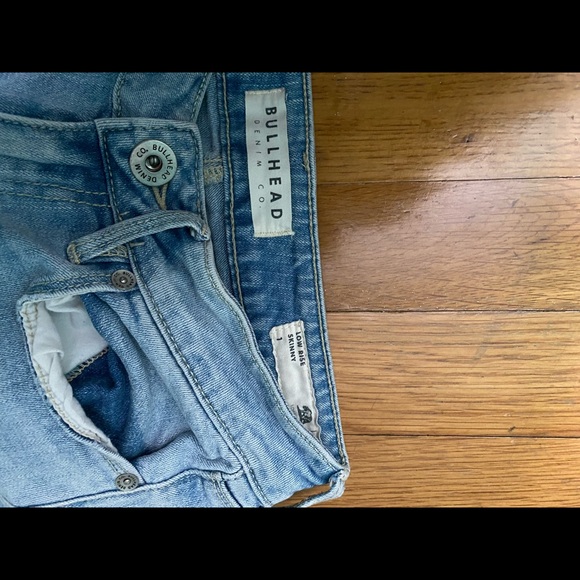 Light wash jeans with rips - Picture 3 of 3